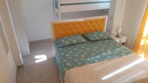 格勒姆Villa-Hotel Ludianna的一间小卧室,配有一张带绿色棉被的床