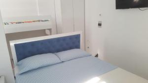 格勒姆Villa-Hotel Ludianna的一张带蓝色床头板的睡床