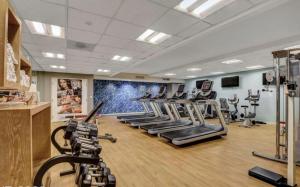 拉斯维加斯Condo at Platinum Hotel Strip View的健身房,配有跑步机和有氧运动器材