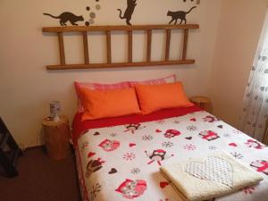ConcoLa casa di Beppe的一间卧室配有带橙色枕头的床