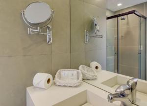 里约热内卢Rio Design Copacabana Hotel的一间带水槽和镜子的浴室