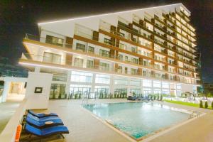 阿克拉Accra Luxury Apartments @ The Signature的建筑前的一座带游泳池的建筑