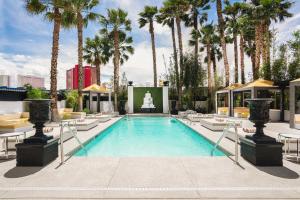 拉斯维加斯The Lexi Las Vegas的一座棕榈树游泳池和一个喷泉