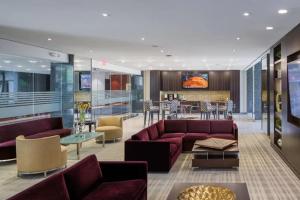阿林顿Modern & Luxury Condo at Crystal City的一间带紫色沙发的客厅和一间酒吧