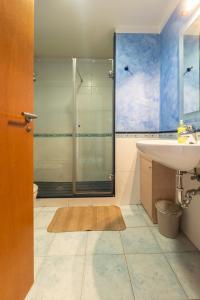 格拉诺列尔斯Apartament Granollers Up Live I的一间带玻璃淋浴和水槽的浴室
