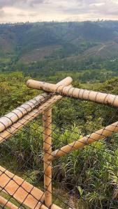 萨兰托HakunaMatata glamping Pumba的竹栅,享有山景