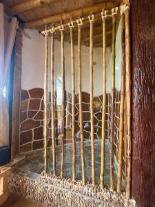 萨兰托HakunaMatata glamping Pumba的一间设有壁炉的石墙客房