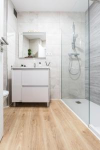 格拉诺列尔斯Apartment Granollers Up Live II的浴室配有白色梳妆台和淋浴。