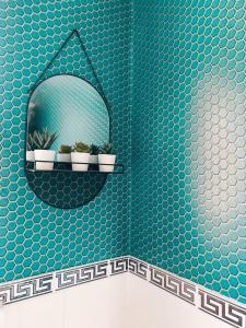纽波特Grosvenor House by Solace Stays的浴室设有蓝色瓷砖墙和镜子