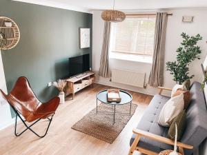 纽波特Hollybush Apartment, by Solace Stays的客厅配有灰色的沙发和桌子