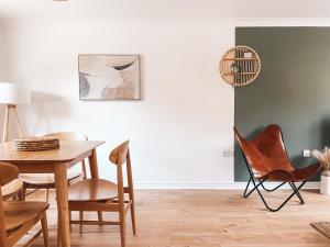 纽波特Hollybush Apartment, by Solace Stays的一间带桌椅的用餐室