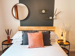 纽波特Hollybush Apartment, by Solace Stays的一间卧室配有一张带镜子和枕头的床