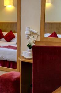 伦敦贝斯特韦斯特伦敦海布里酒店的酒店客房设有镜子和一张带餐具的桌子