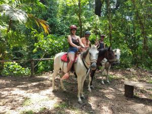 奎波斯城Hacienda Mil Bellezas的一群在树林里骑马的人