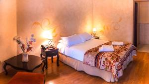 拉塔昆加拉塔昆加旅馆的酒店客房配有一张床和一张桌子,桌子上装有四面 ⁇ 