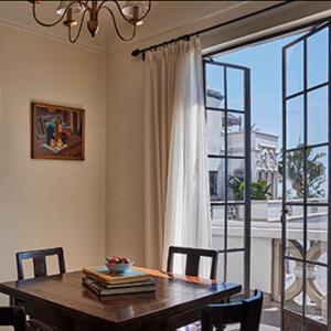 洛杉矶马尔蒙庄园酒店的一间带桌子和大窗户的用餐室