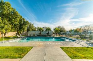 CoolidgeCoolidge 3bd 2ba upgraded apartment with amenities的一个带围栏的院子内的游泳池