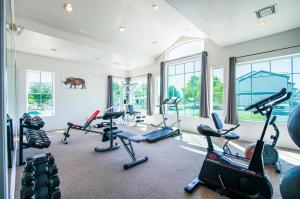 CoolidgeCoolidge 3bd 2ba upgraded apartment with amenities的健身房设有数台跑步机和椭圆机