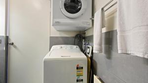 荷斯安山Lawlers 30的小型浴室内的洗衣机和烘干机