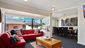 荷斯安山Lawlers 30的一间带红色沙发的客厅和一间用餐室