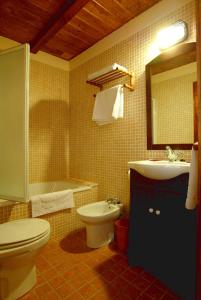 Cinctorres艾尔费科赛罗传统乡村民宿的浴室配有卫生间、盥洗盆和浴缸。