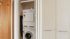 荷斯安山Chalet Hotham 13的洗衣房配有洗衣机和烘干机