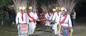 BhurkīāGolden River of wild side的一群穿着传统舞蹈的人