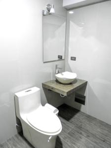 阿雷基帕Hotel Cumbre Real Airport - Arequipa的浴室配有白色卫生间和盥洗盆。