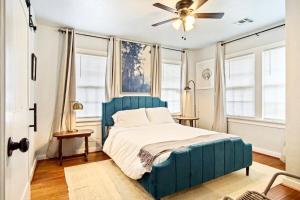 俄克拉何马城Chic 3br Haven-fully Furnishedprivate Carpot Cs1的一间卧室配有一张蓝色的床和吊扇
