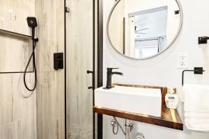 俄克拉何马城Chic 3br Haven Fully Furnished & Private Carpot的一间带水槽和镜子的浴室