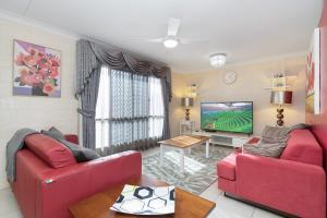 North WardVibrant, Lovely 3BR Family Home的客厅配有2张红色沙发和电视
