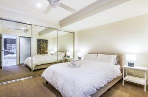 布里斯班Luxurious 3BDR Townhouse in Great Location的卧室配有一张白色大床和镜子