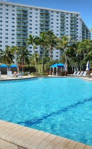 迈阿密海滩Zen Vacation Rentals Modern Penthouse Across Ocean的大型建筑前的大型游泳池