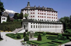 因斯布鲁克Hidden Gem in Central Innsbruck with free Parking的一座大建筑,前面设有花园