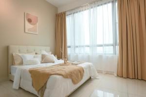 八打灵再也Greenfield Residence Bandar Sunway的一间卧室设有一张大床和大窗户