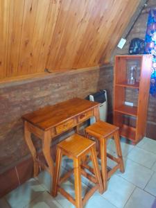 皮拉米德斯港El Cristal的一张木桌和两张凳子