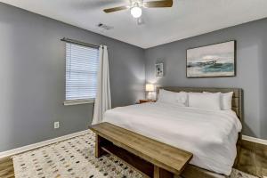 萨凡纳Wilmington Island Retreat的卧室设有一张白色大床和一扇窗户。