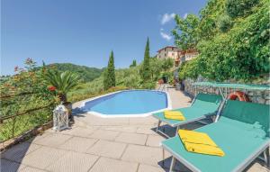 FibbiallaMigliano的一个带两把椅子的庭院和一个游泳池