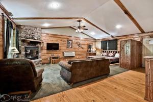 尤里卡斯普林斯Secluded Cabin Pool WiFi smart TVs Beaver lake的带沙发和壁炉的客厅