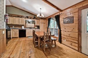 尤里卡斯普林斯Secluded Cabin Pool WiFi smart TVs Beaver lake的房屋内的厨房配有桌椅