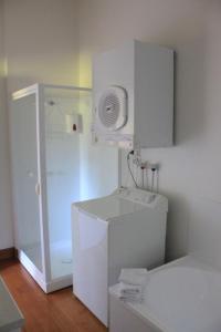 LongfordWoolmers Estate的白色的浴室设有水槽和淋浴。
