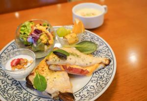 福冈平和台天神饭店的桌上的三明治和沙拉等食物