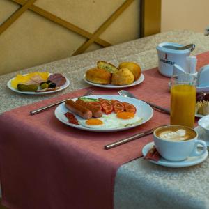 阿斯塔纳姜巴塔阿斯塔纳酒店的餐桌,早餐盘和咖啡盘