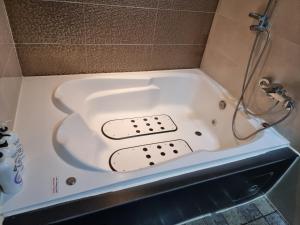 大邱Fox Motel的浴室设有浴缸和淋浴。