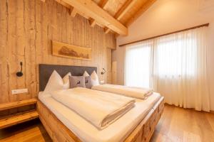 塞斯托Reidenhof的卧室配有木墙内的两张床