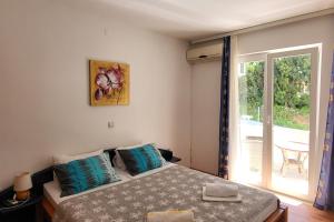 库希斯特Apartments by the sea Kuciste - Perna, Peljesac - 4545的一间卧室设有一张床和一个滑动玻璃门