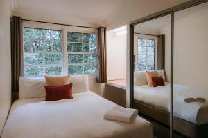 黑荒地费德拉辛嘉登&波苏海德维酒店的一间卧室设有两张床和大窗户
