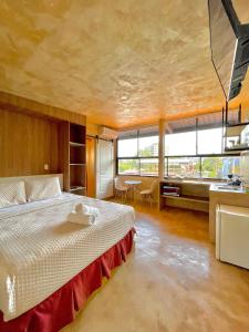 圣萨尔瓦多La Zona Hostel的一间卧室设有一张大床和一个大窗户