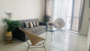 瓜达拉哈拉Depa M&M的客厅配有沙发和两把椅子