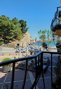 科利尤尔Charmante maison de village Collioure的阳台享有停车场的景致。